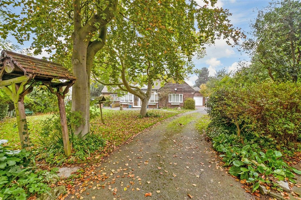 Property photo 2 of 12 Driveway/Parking