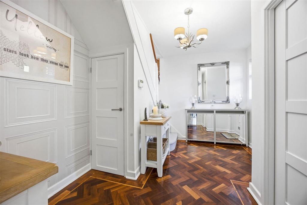 Property photo 3 of 39 Entrance Hall