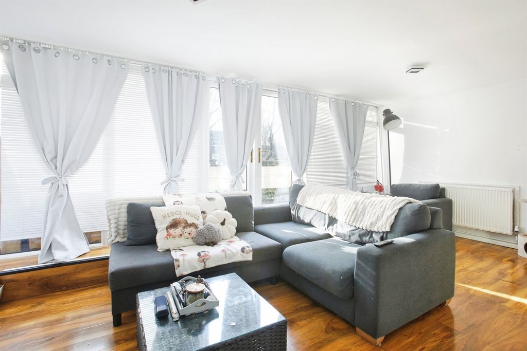 Property photo 2 of 18