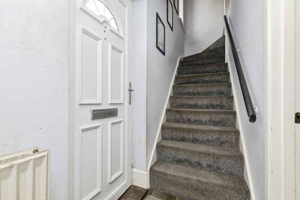 Property photo 3 of 19 Staircase