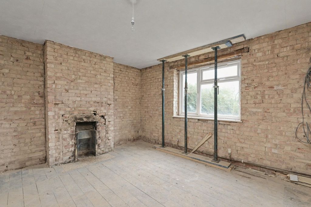 Property photo 3 of 21 4 London Road, Newport Pagnell, Mk16 0Ae