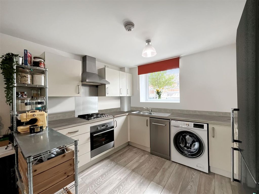 Property photo 2 of 15 Lounge/Kitchen