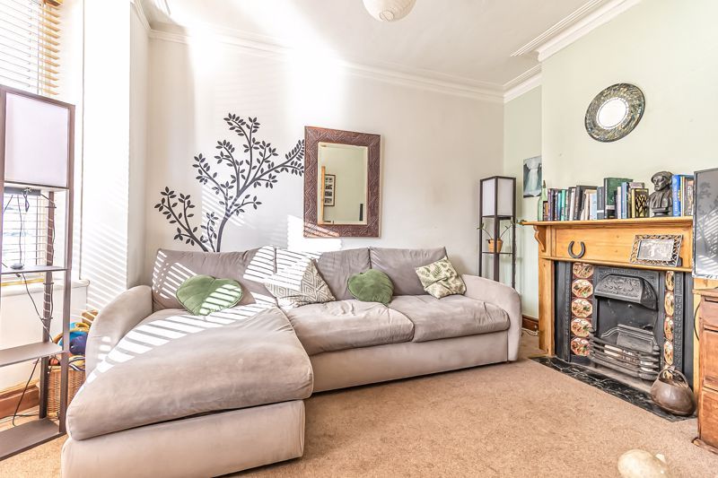 Property photo 2 of 18 .