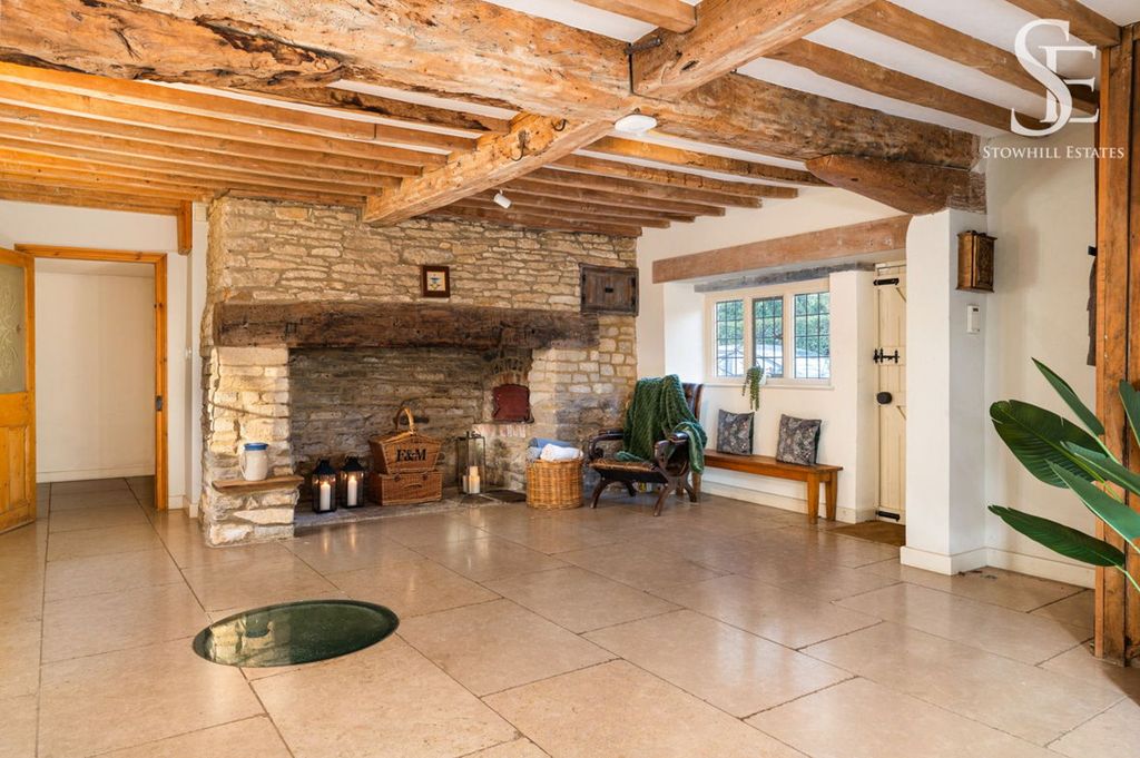 Property photo 3 of 17 Entrance Hall