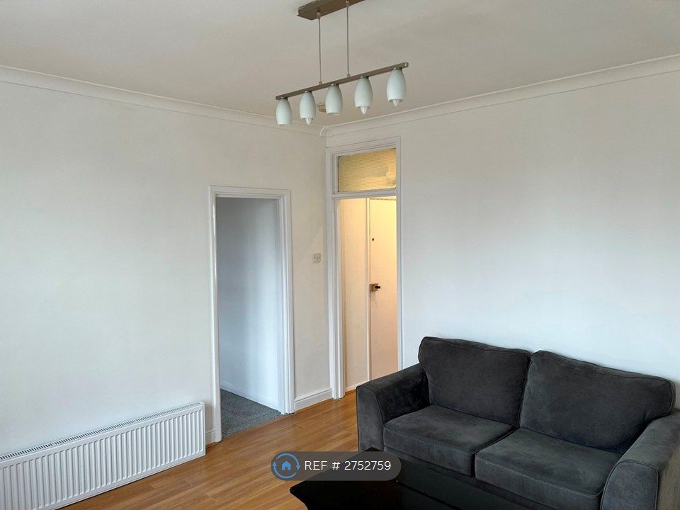 Property photo 2 of 7 Spacious Lounge