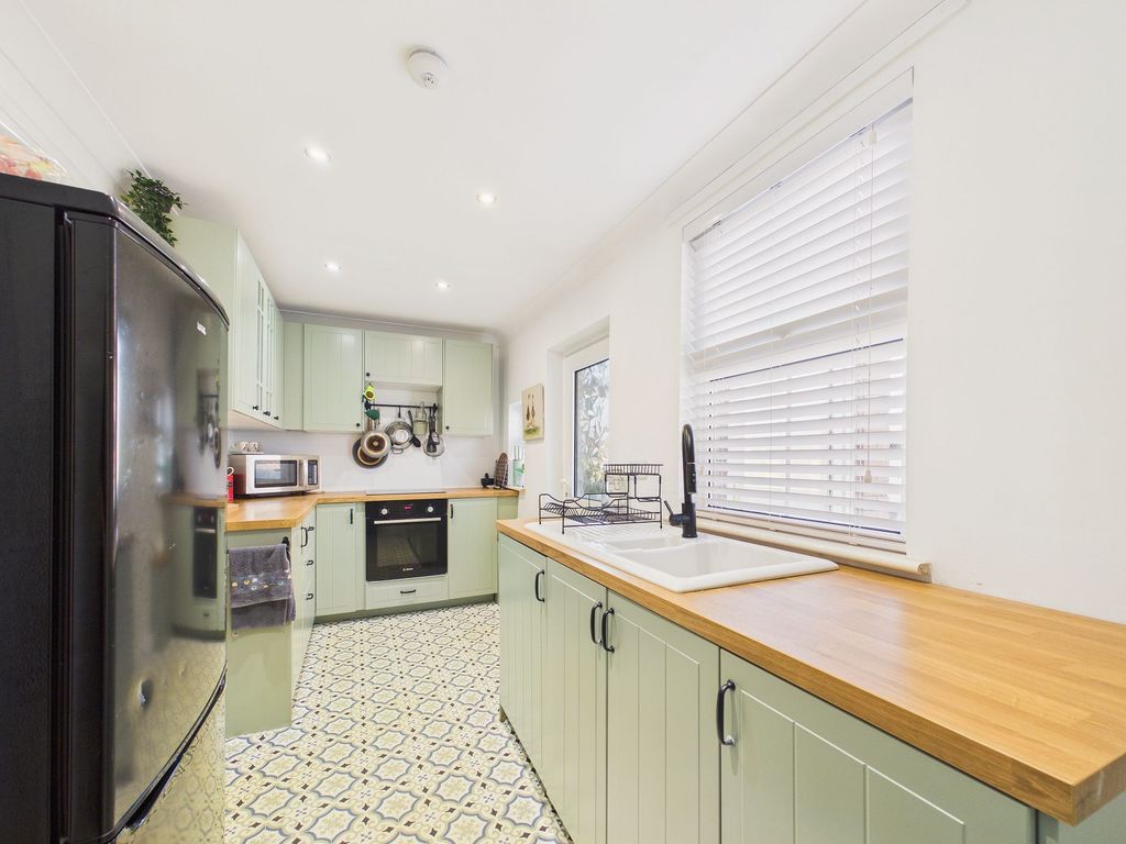 Property photo 2 of 10 Kitchen