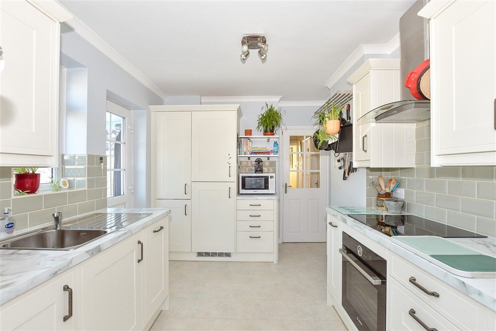 Property photo 3 of 11 Kitchen