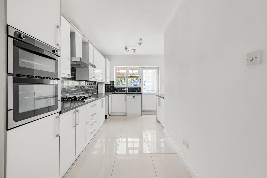 Property photo 3 of 27 Kitchen