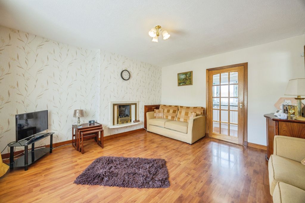 Property photo 2 of 17 Lounge