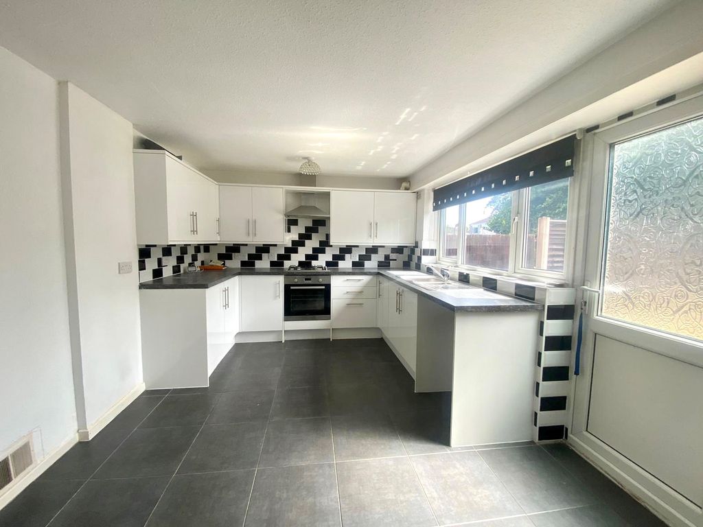 Property photo 3 of 8 Kitchen
