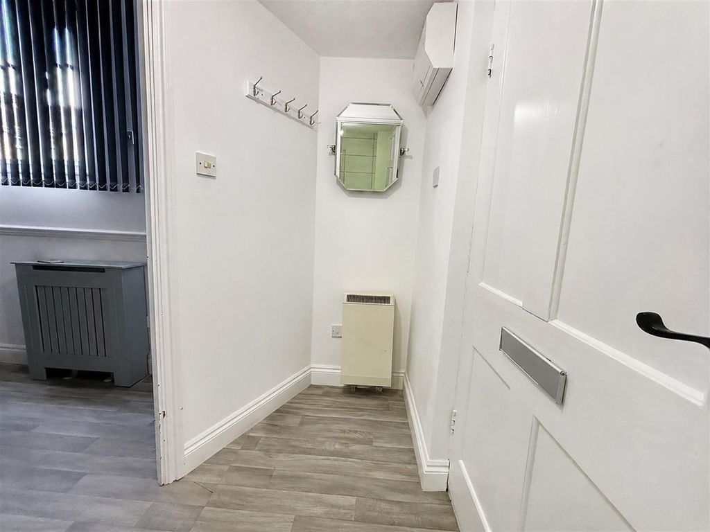 Property photo 2 of 9 Hallway Flat 3.Jpg