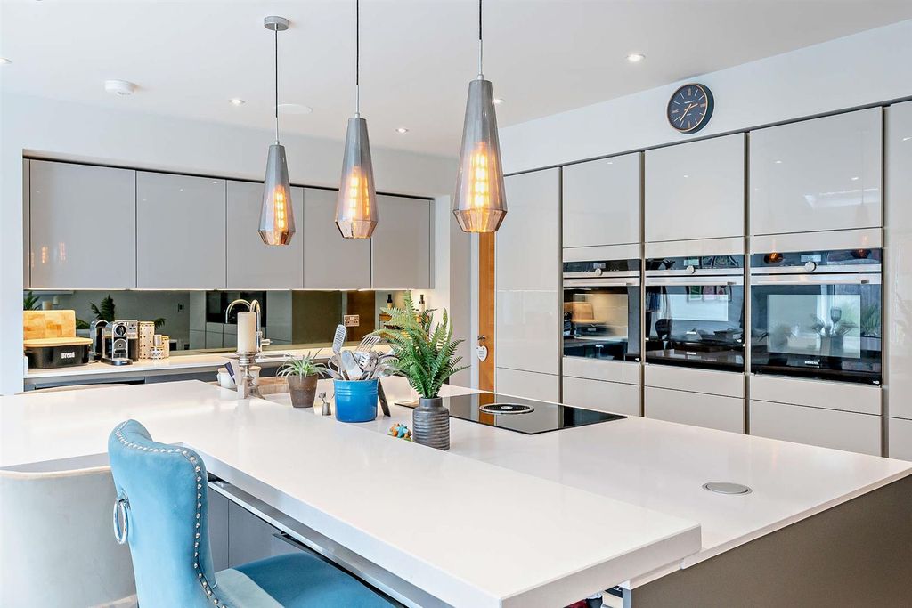 Property photo 2 of 46 8643843-Interior16-800.Jpg