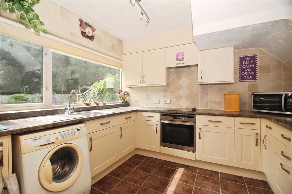 Property photo 2 of 9 Fitted Kitchen