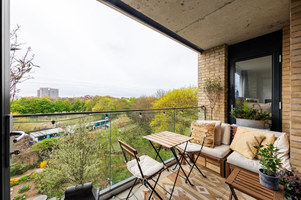 Property photo 2 of 12 Constance Green C...