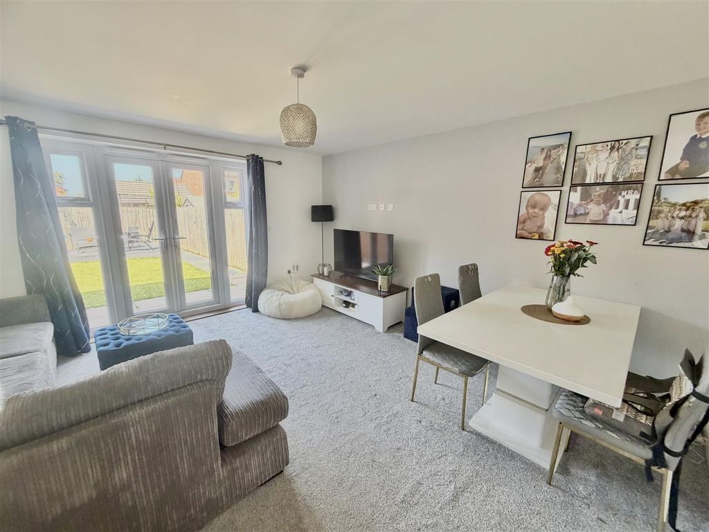 Property photo 3 of 31 Dining Lounge