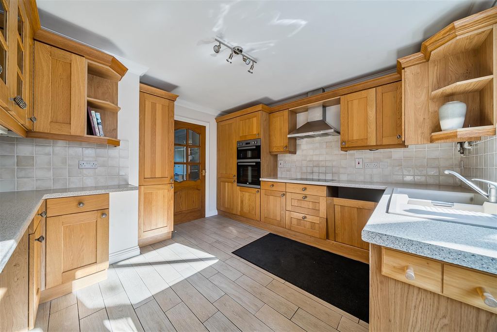 Property photo 2 of 8 Kitchen