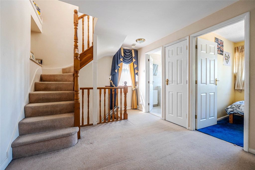 Additional image 14 of 5 bed detached house for saleSt Christophers Close, Dunstable, Bedfordshire LU5