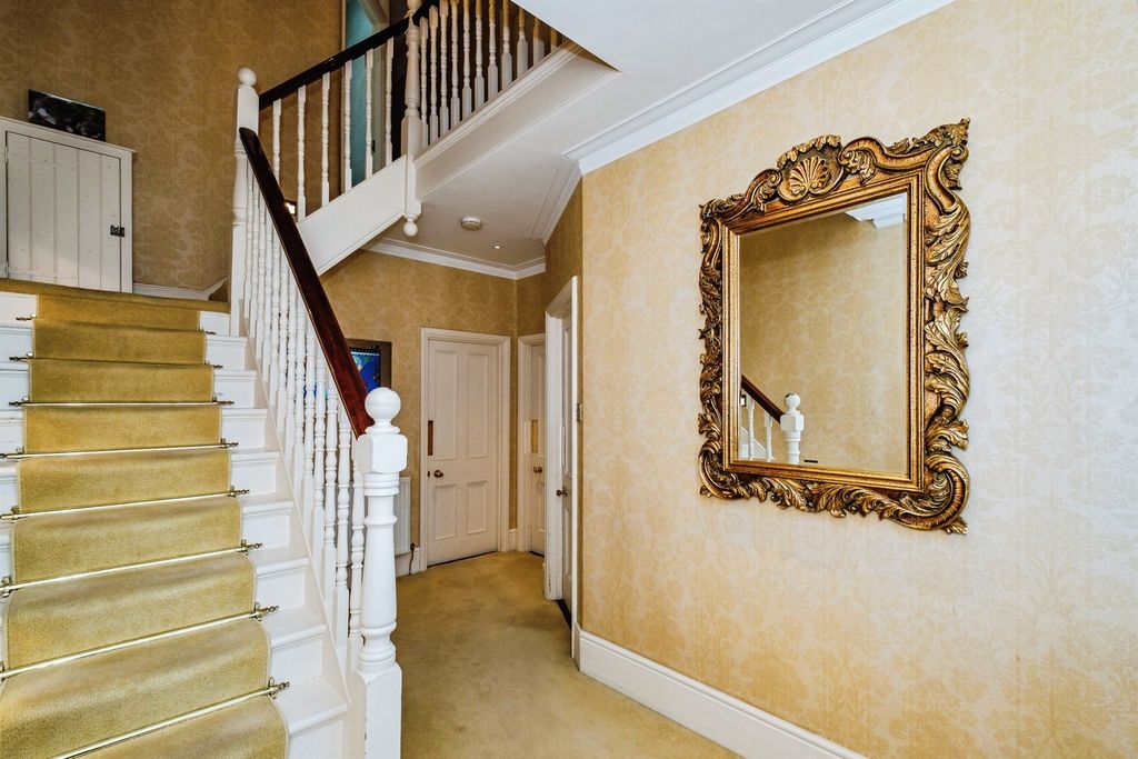 Property photo 2 of 21
