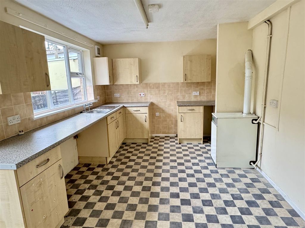 Property photo 3 of 22 Kitchen: