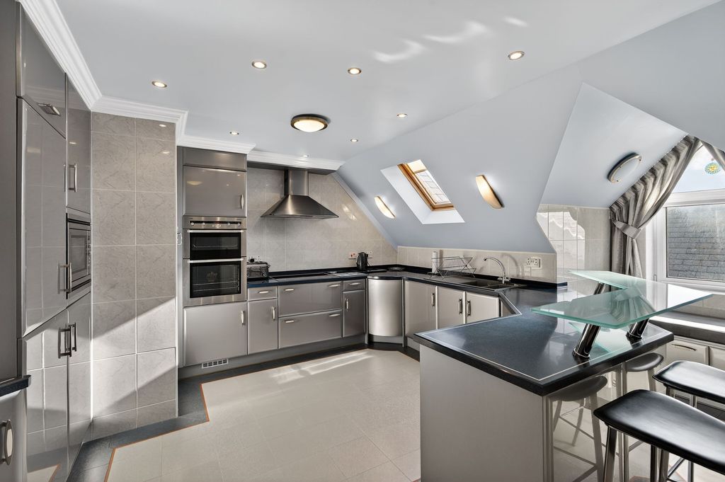 Property photo 3 of 37