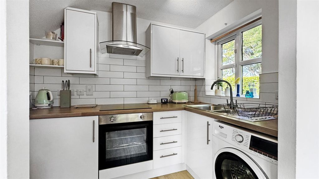 Property photo 2 of 11 Kitchen