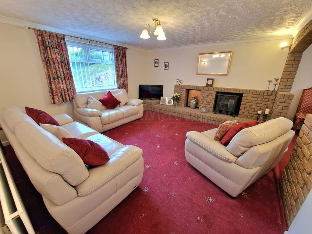 Property photo 3 of 27 Lounge