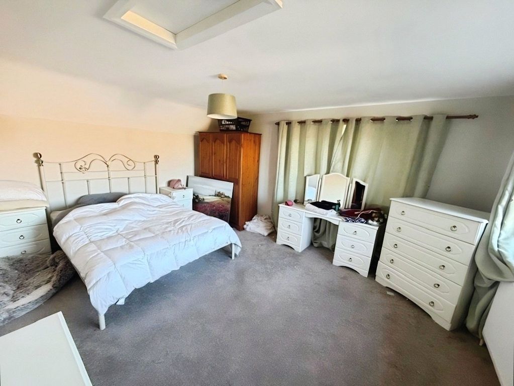 Property photo 2 of 6 Bedroom