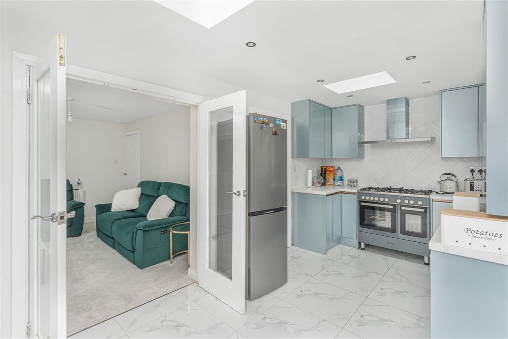 Property photo 3 of 16 37 Neithrop Avenue, Banbury-15.Jpg