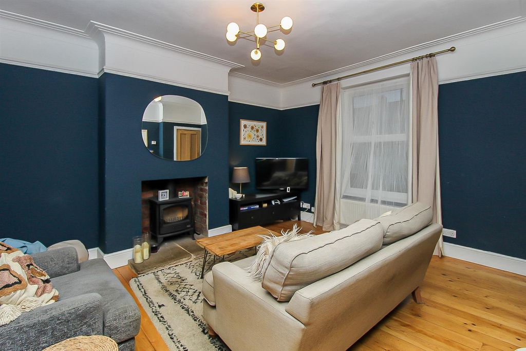 Property photo 3 of 7 Lounge