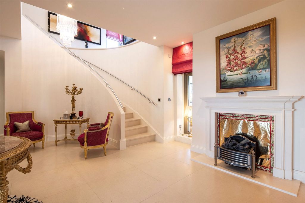 Property photo 3 of 24 Entrance Lobby