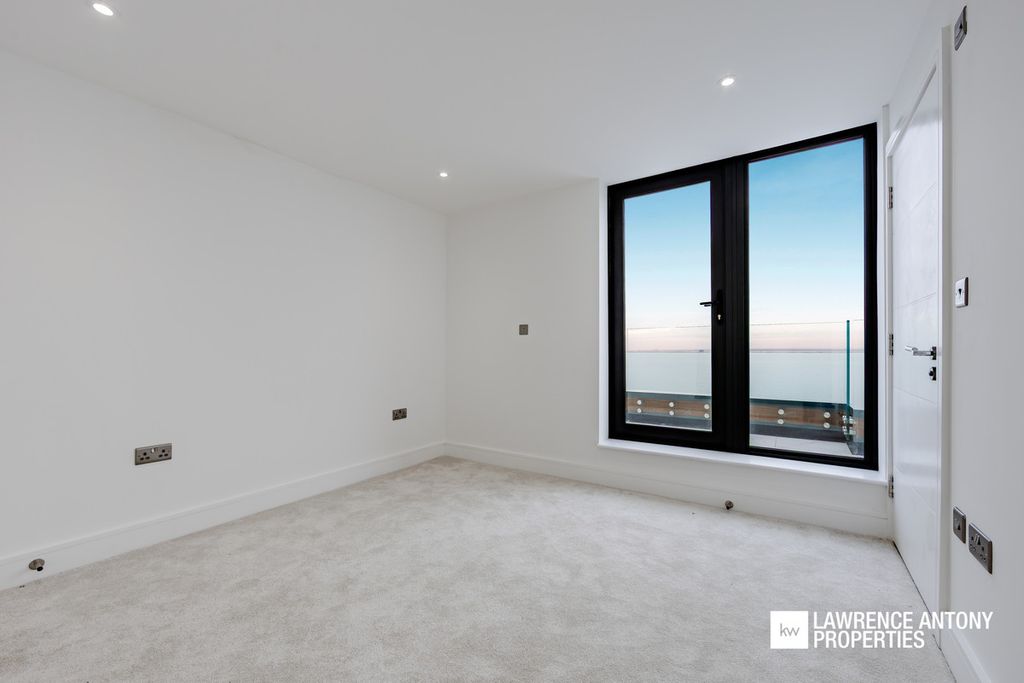 Additional image 20 of 2 bed flat for saleGrand Parade, Leigh-On-Sea SS9