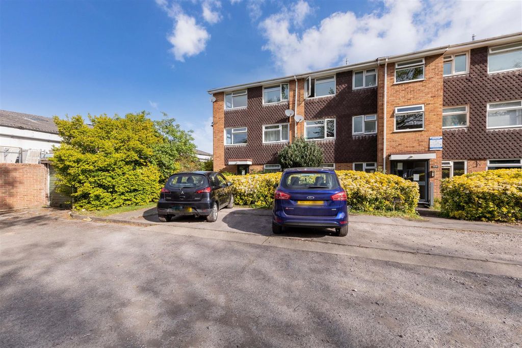Property photo 1 of 10 4 Suffolk Close-2.Jpg
