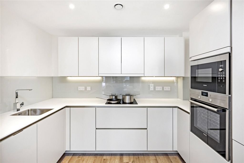 Property photo 3 of 11 Kitchen