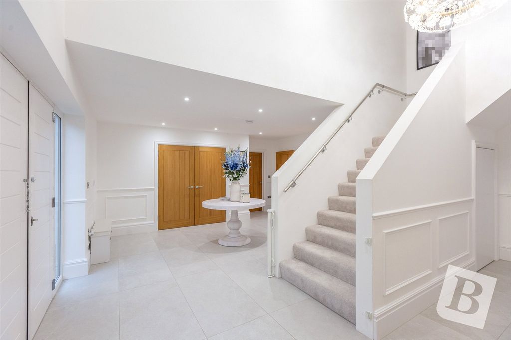 Property photo 2 of 23 Entrance Hall