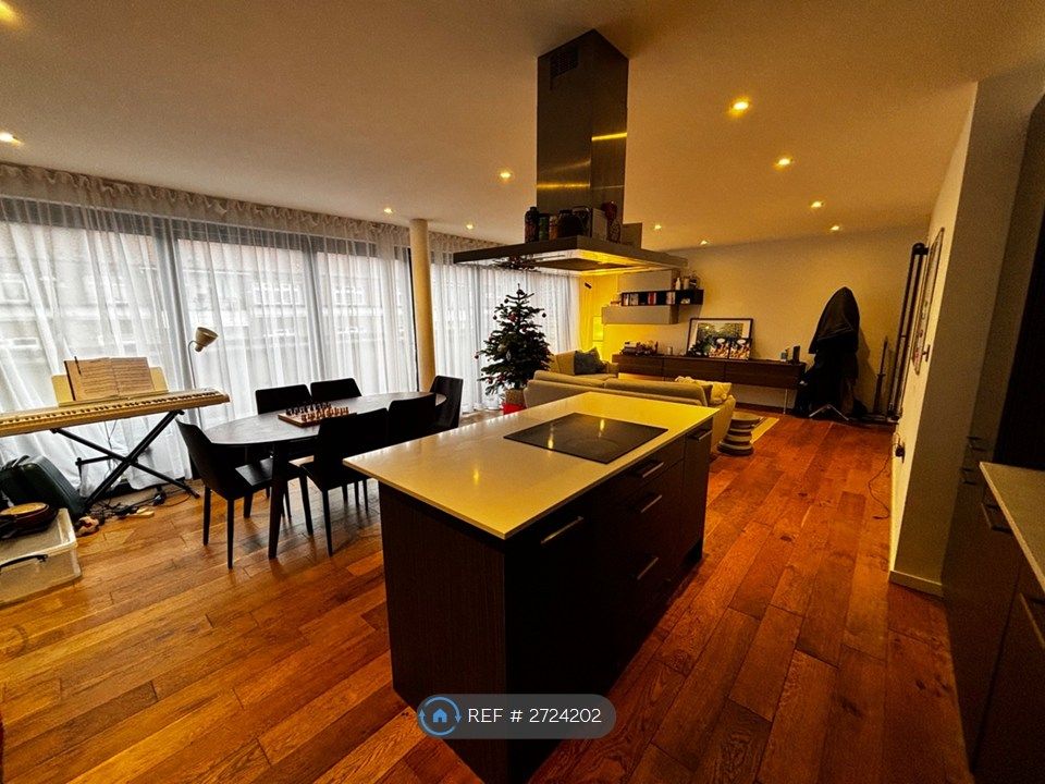 Property photo 3 of 14 Living Room / Kitchen