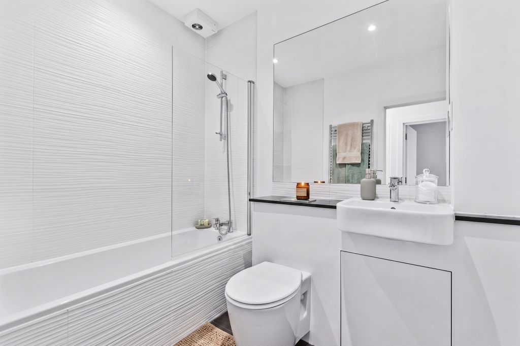 Property photo 3 of 6 Bathroom Darwin