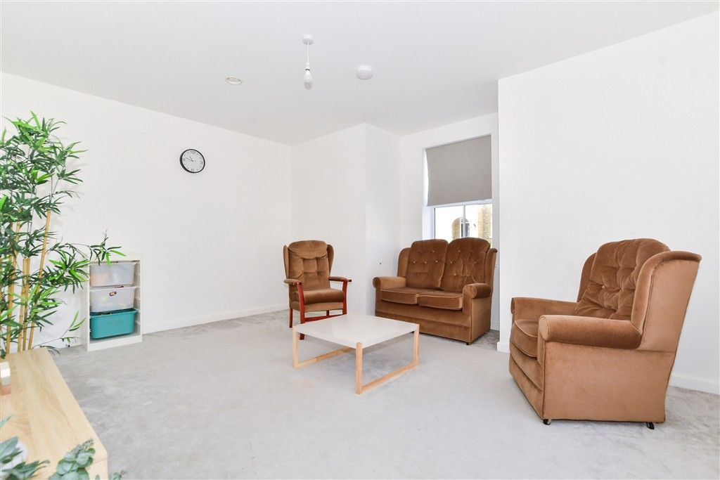 Property photo 3 of 18 Lounge