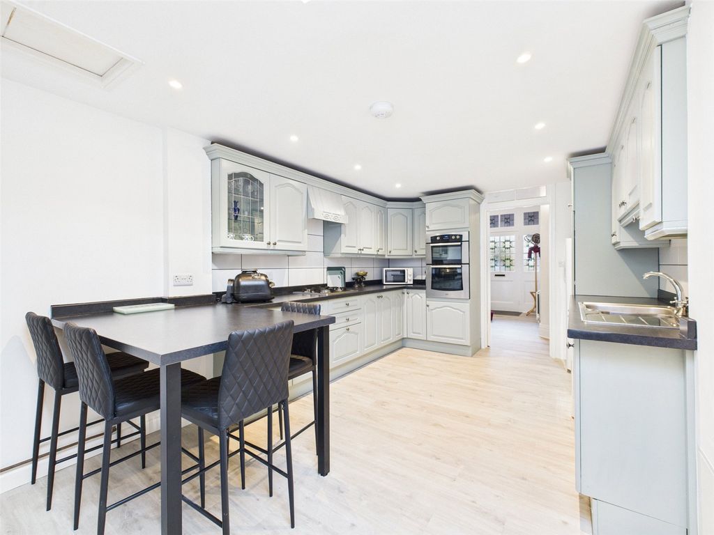 Property photo 3 of 17 Kitchen