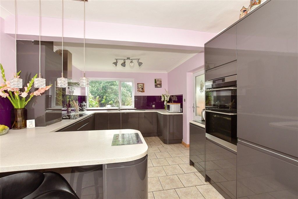 Property photo 2 of 11 Kitchen