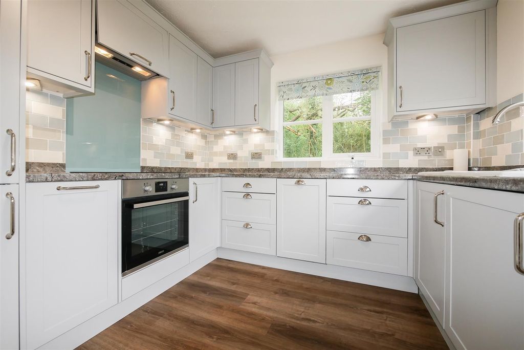 Property photo 3 of 11 Kitchen