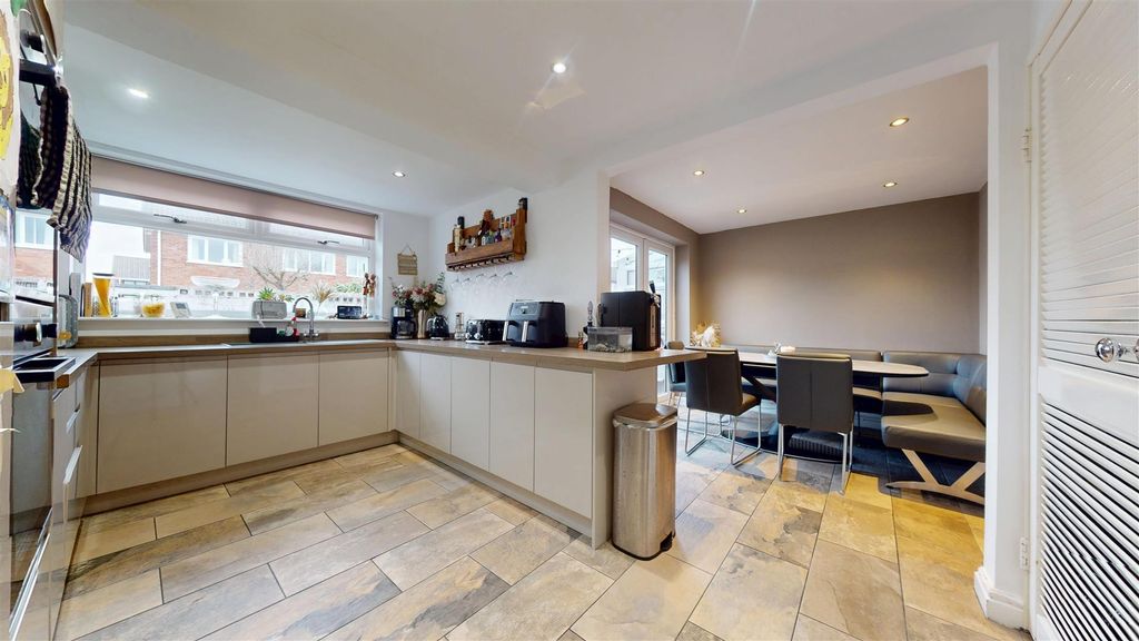 Property photo 2 of 22 Beech Gardens Kitchen