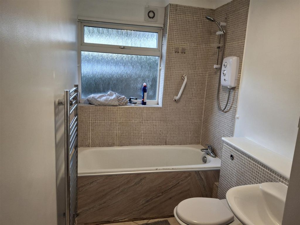 Property photo 2 of 6 Bathroom.Jpg