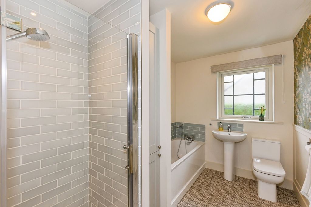 Property photo 3 of 11 Bathroom