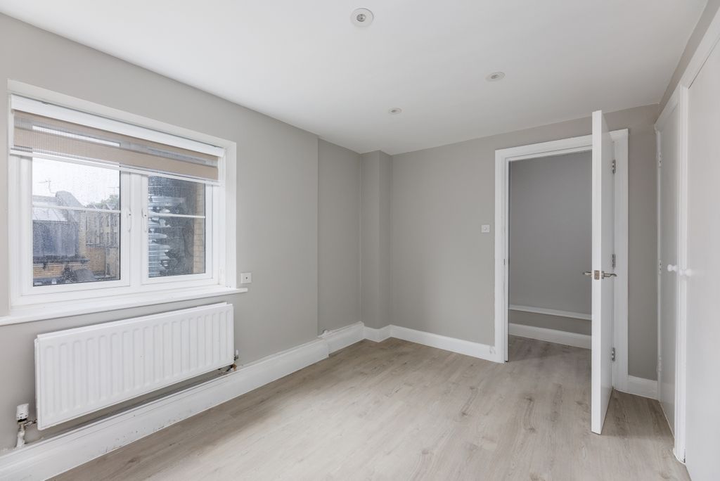 Property photo 3 of 7 Wesbourne Grove 3...