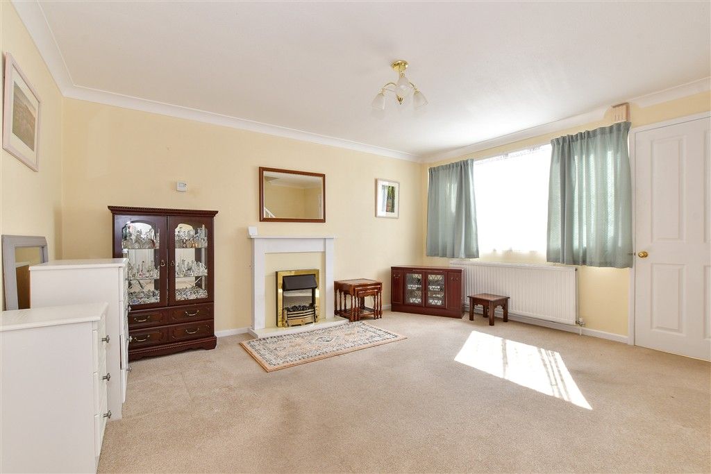 Property photo 3 of 11 Lounge