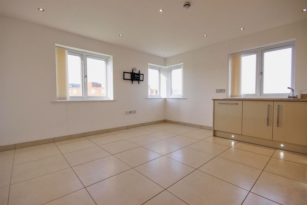 Property photo 2 of 9 Lounge/Kitchen