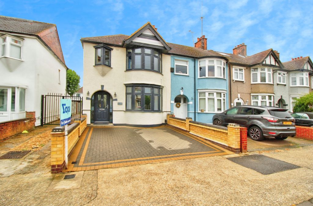 Essex Road, Romford RM7, 3 bed end terrace house for sale, £475,000 ...