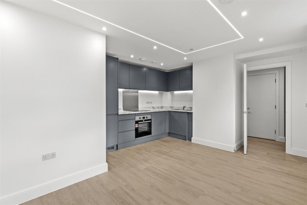 Property photo 2 of 9 Living/Kitchen