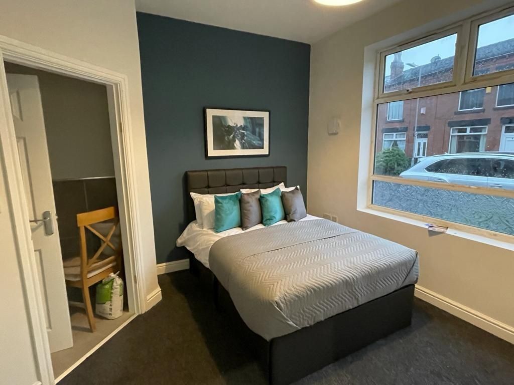 Property photo 3 of 12 A Bright And Well-Maintained Double Bedroom Featur...