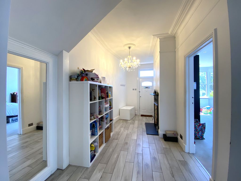 Property photo 3 of 22 Entrance Hall